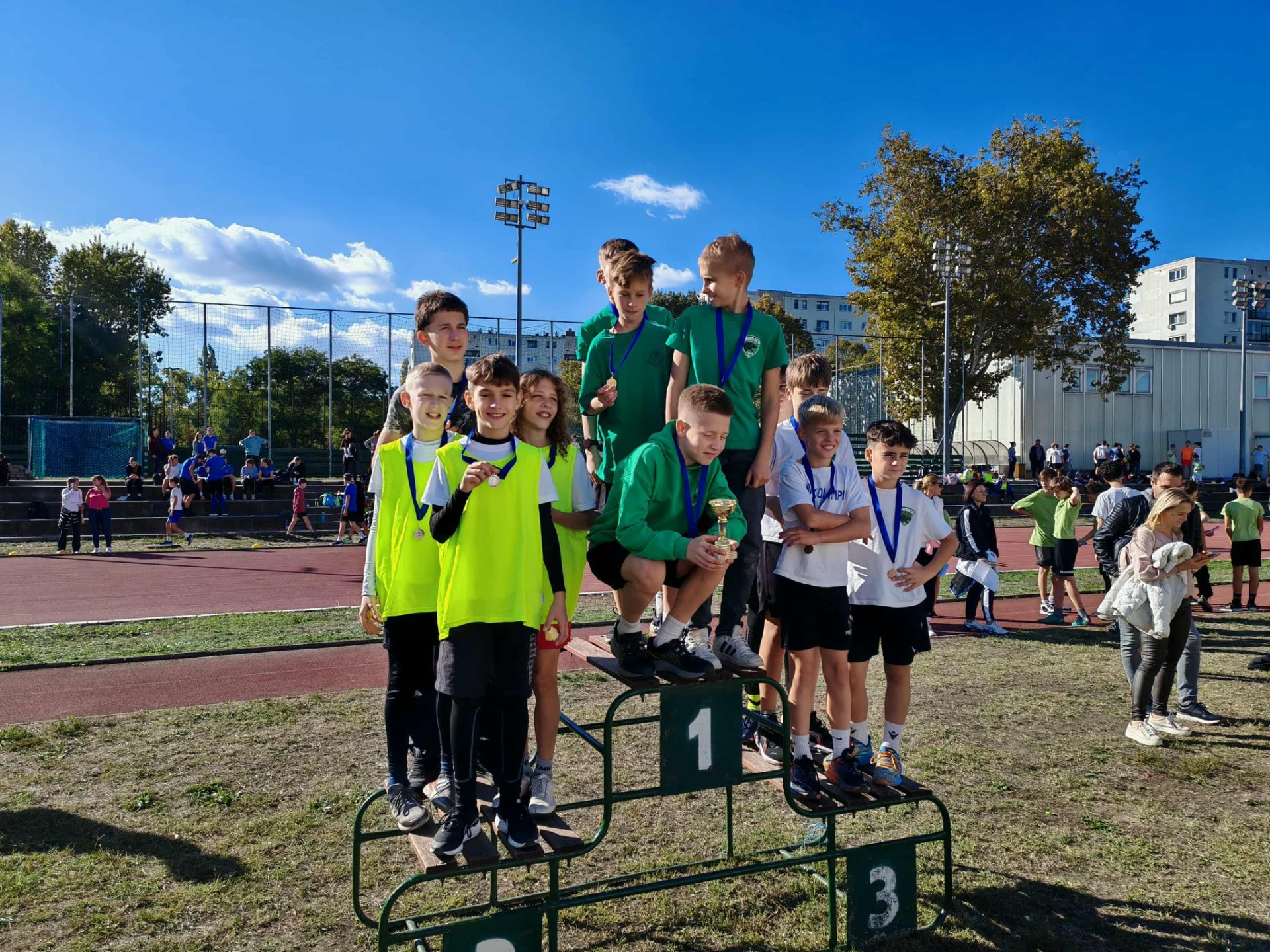  A kerületi atlétika váltóversenyen több csapattal is képviseltük iskolánkat! A gyerekek fantasztikusan helytálltak, és a III. korcsoportos fiúk remek teljesítménnyel a 2. helyet szerezték meg!