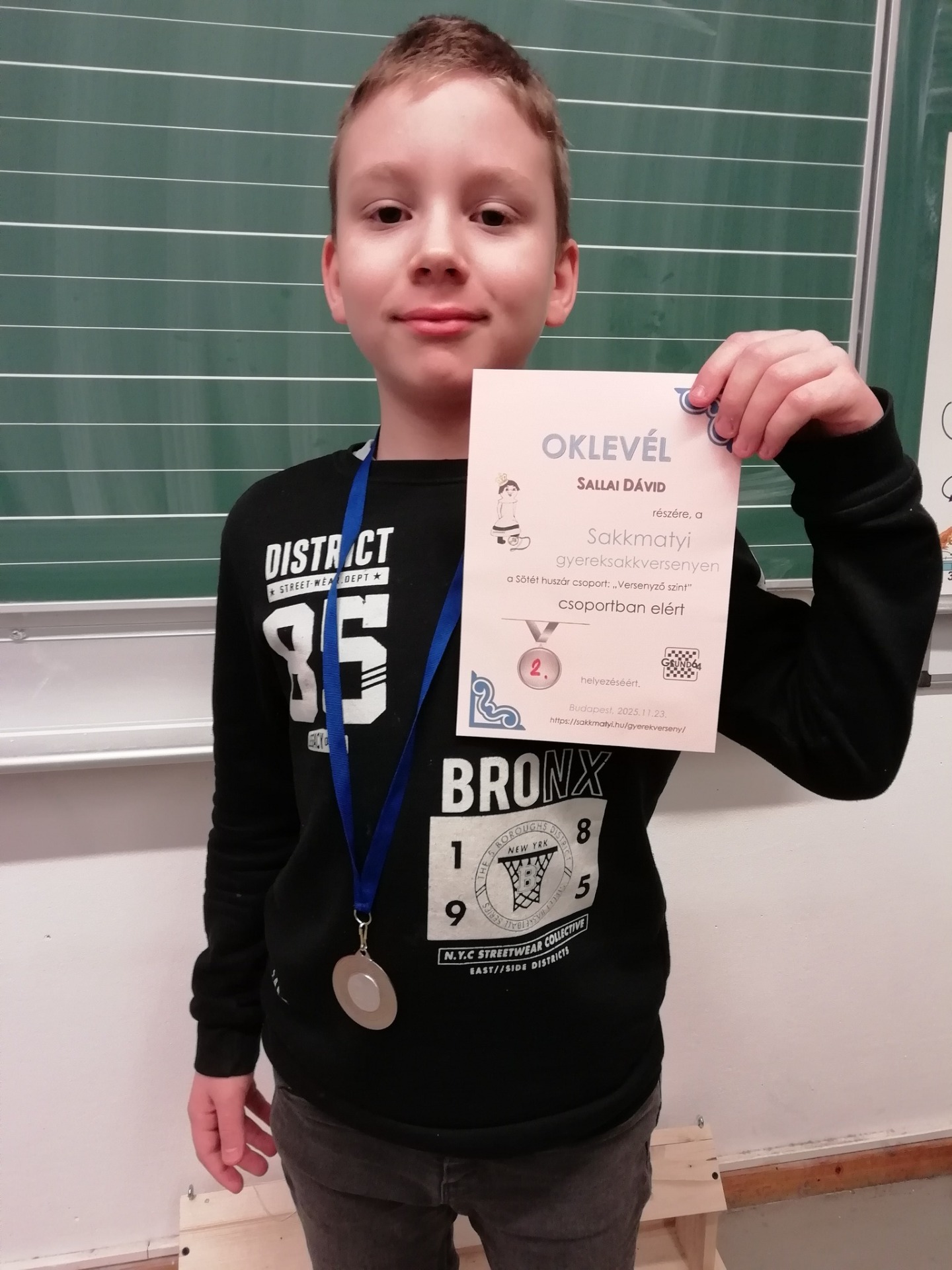 Sallai Dávid 2.a osztályos tanuló ismét kiváló sportteljesítménnyel örvendeztetett meg minket. A Sakkmatyi versenyen korosztályánál nagyobb csoportban érte el a fantasztikus 2. helyezést. 